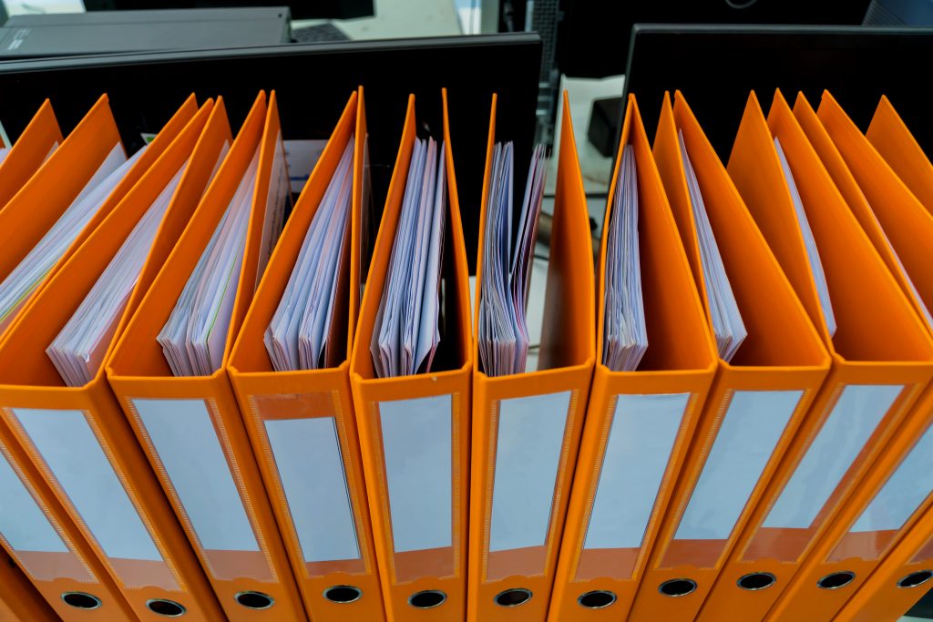 Dokument-Binder-Datei Ordner stapeln sich auf Büro-Schreibtisch in Der Organisation mit Bericht Papier, Papierkram-Datensatz-Etikett, Eine Menge Arbeitsinformationen für Geschäftsmann oder Anwalt organisierte Archiv Datenbank Buchhaltung