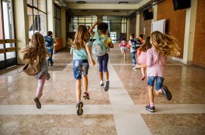 Kinder rennen in der Schule herum