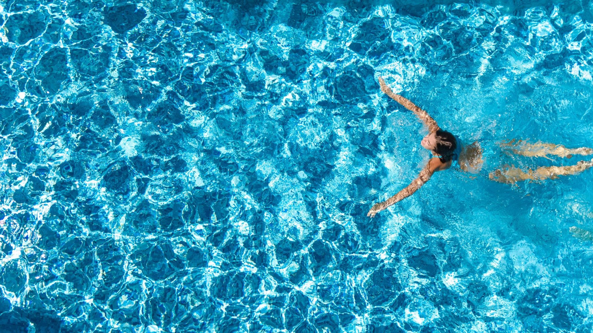 Luftbild-Drohne Blick auf aktive Mädchen im Schwimmbad von oben