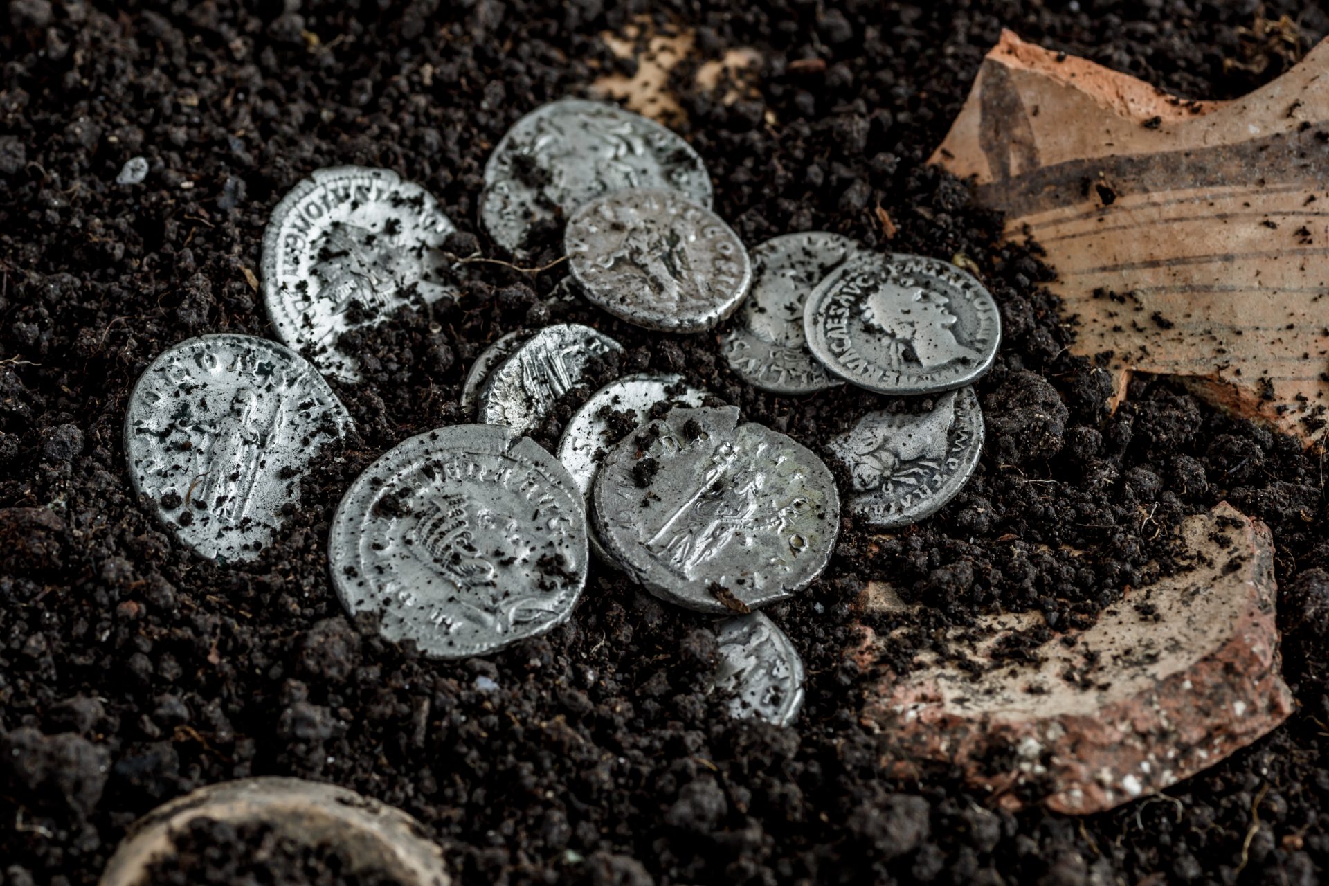 Antike römische Münzen liegen in der Erde