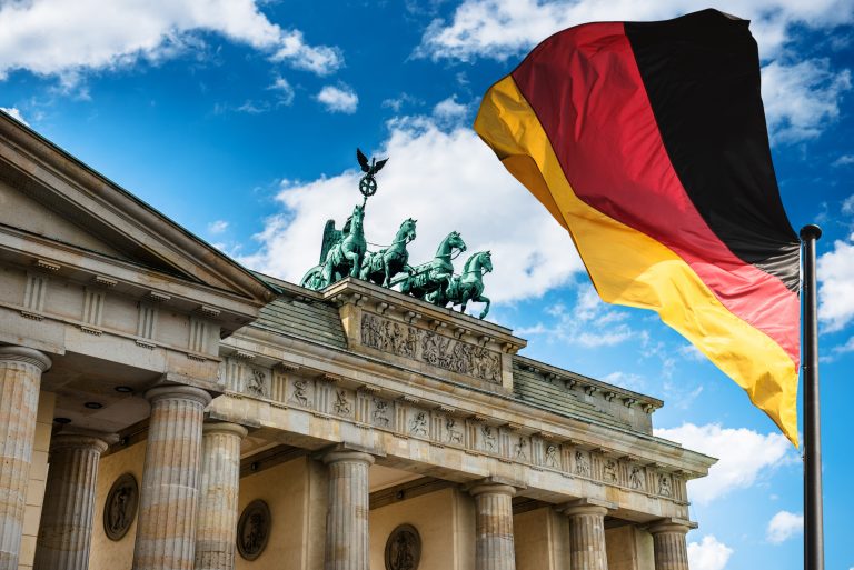 Deutschlandflagge vor dem Brandenburger Tor