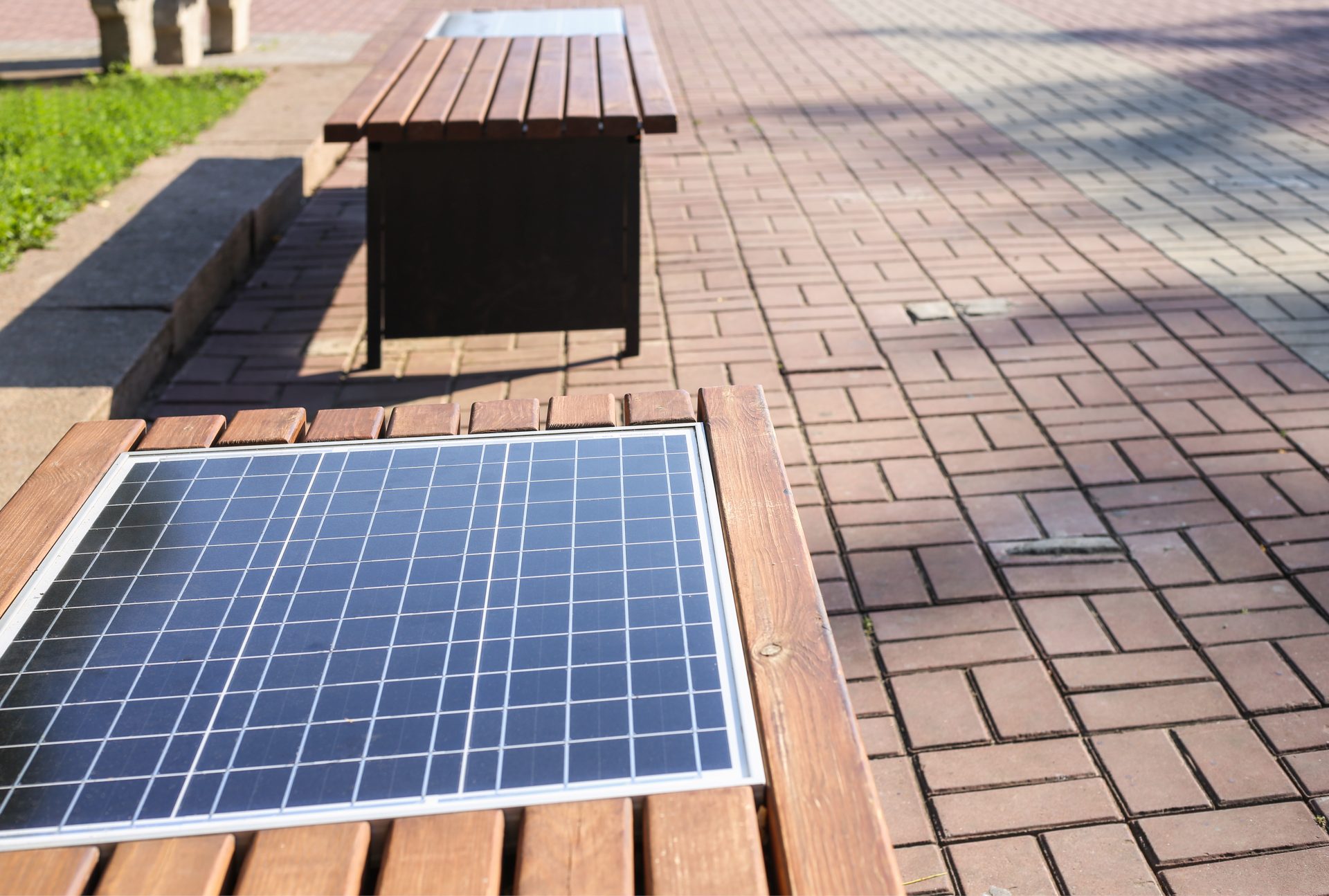 Bench with solar battery to power wifi and charge mobile devices