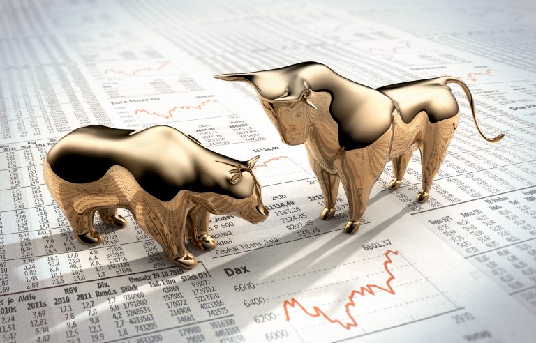 Goldener Bulle und Bär auf Börsenkursen
