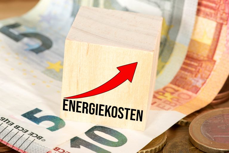 Euro Geldscheine und Münzen und steigende Energiekosten