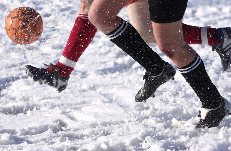 Fußball-Duell im Schnee