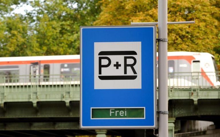 Park+Ride-Schild vor S-Bahn