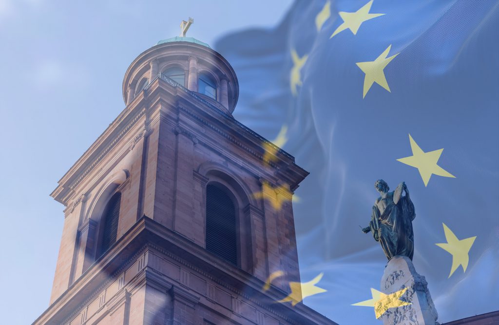 Paulskirche Frankfurt am Main mit Europa-Flagge im Hintergrund