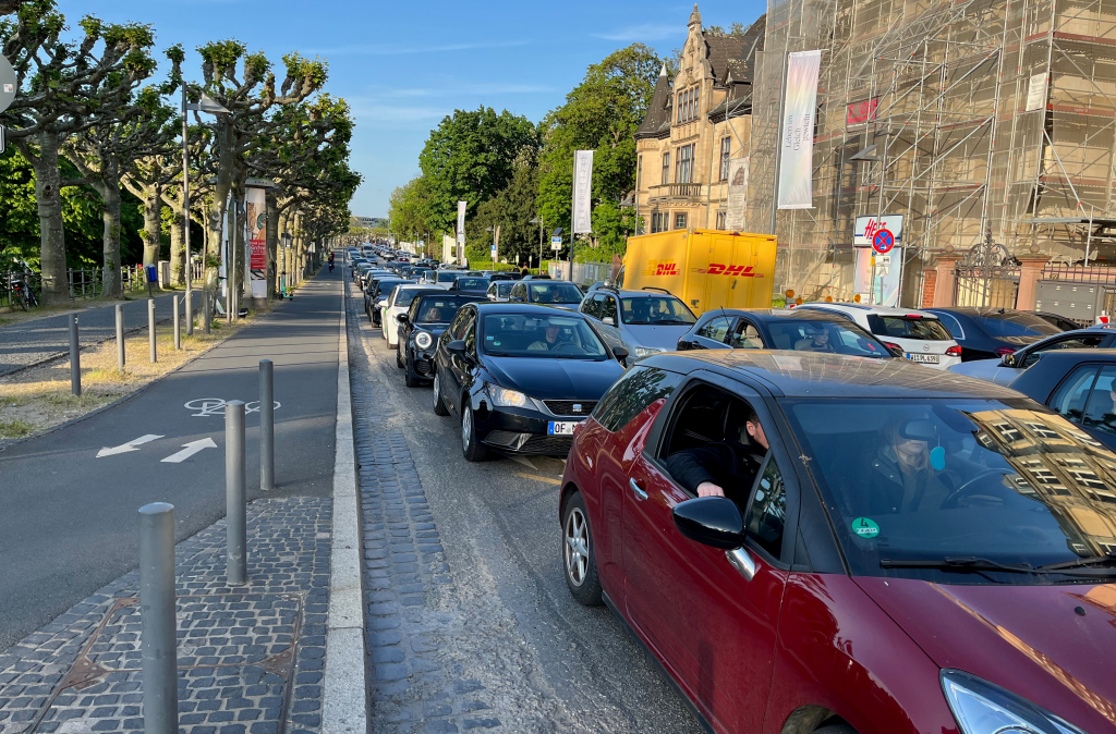 Stau in Sachsenhausen durch Mainkai-Sprerrung 2023