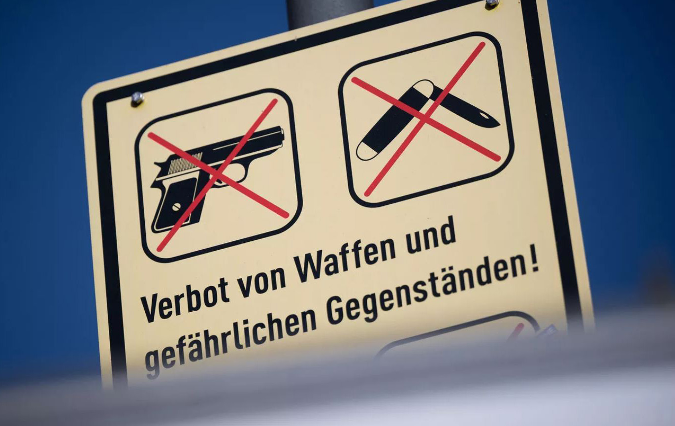Schild "Waffenverbotszone"