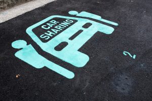Piktogramm "Carsharing" auf Asphalt