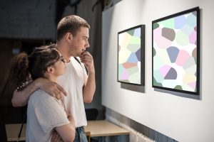 Junges Paar in der Galeriehalle der modernen Kunst