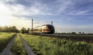 Personenzug am sonnigen Sommertag in Deutschland