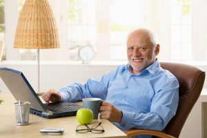 Porträt von glücklichen senior Mann mit computer