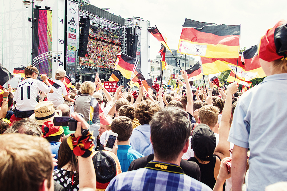 Deutscher Fußball-Fan feiert Tor auf die public viewing