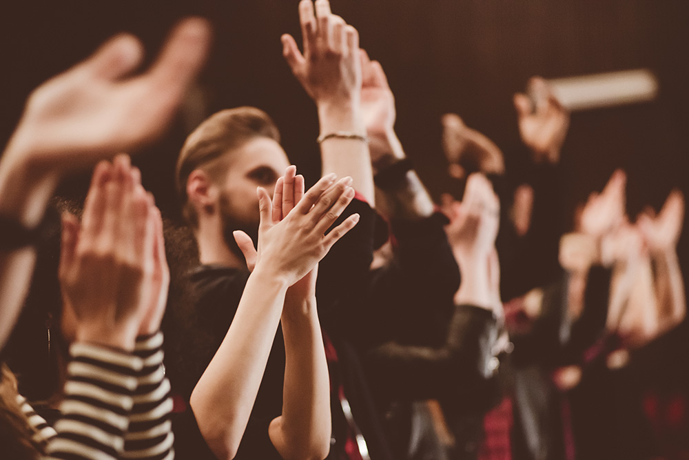 Menschen klatschen im Theater