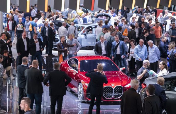 13.09.2019, Hessen, Frankfurt/Main: Messebesucher der IAA schauen sich auf dem Messestand von BMW das Concept 4 Fahrzeug an. Foto: Silas Stein/dpa | Verwendung weltweit