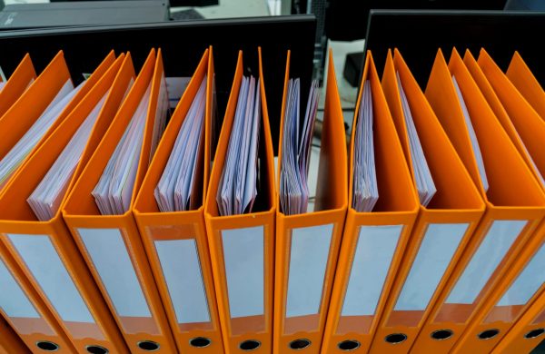 Dokument-Binder-Datei Ordner stapeln sich auf Büro-Schreibtisch in Der Organisation mit Bericht Papier, Papierkram-Datensatz-Etikett, Eine Menge Arbeitsinformationen für Geschäftsmann oder Anwalt organisierte Archiv Datenbank Buchhaltung