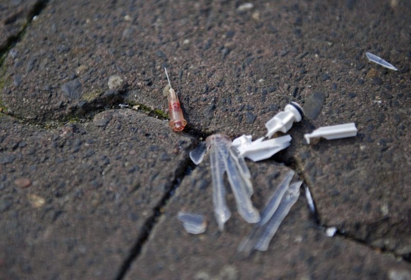 Nachaufnahem zerbrochene Spritze auf Straße