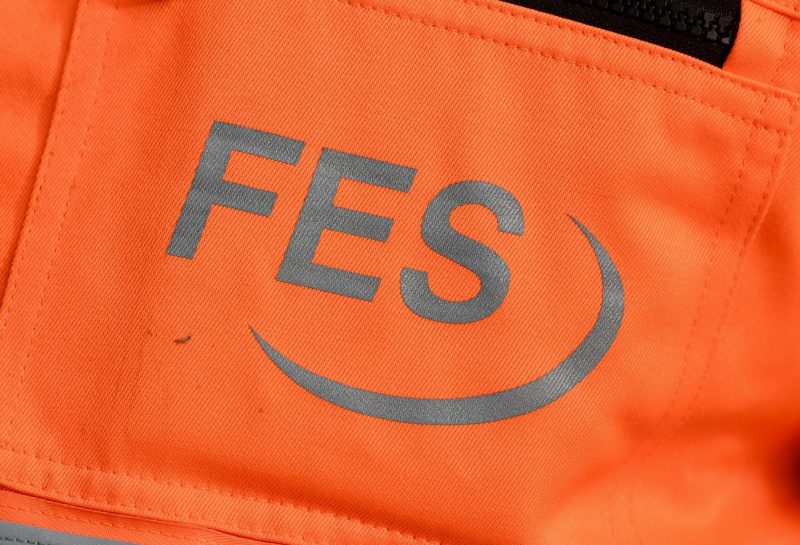FES Frankfurt Schriftzug auf orangenem Grund