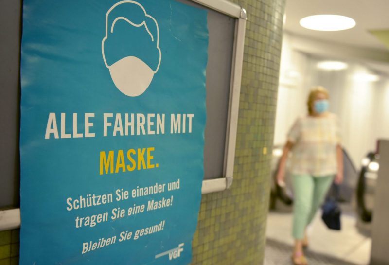FRANKFURT/MAIN - DEUTSCHLAND: 19.08.2020, Ein Hinweisschild informiert über die Maskenpflicht in der U-Bahn Station Dom/Römer. Foto: Bernd Kammerer || Nur für redaktionelle Verwendung