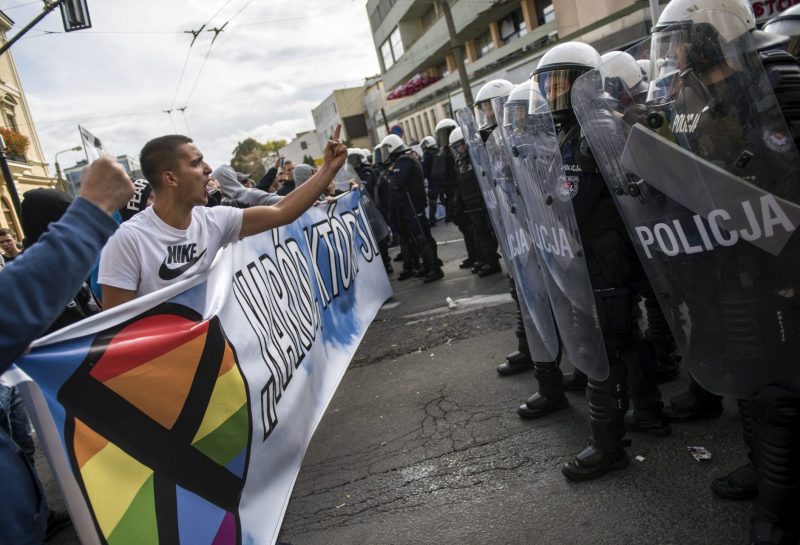 September 28, 2019, Lublin, Poland: Far-right protesters seen gesturing and shouting towards the police forces during the Equality March in Lublin city..Polish police have used force, tear gas and pepper spray on far-right protesters and local hooligans trying to disrupt an LGBT parade. The clash with the police during the Equality March took place at the eastern Polish city of Lublin. It comes as Polandâs gay rights movement become more vocal, prompting a backlash by social conservatives in the mostly Roman Catholic country. The ruling Law and Justice party depicts the LGBT movement a threat to polish traditions. (Credit Image: © Attila Husejnow/SOPA Images via ZUMA Wire || Nur für redaktionelle Verwendung