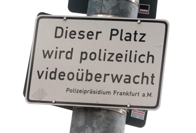 Schild mit Aufschrift: Dieser platz wird videoüberwacht